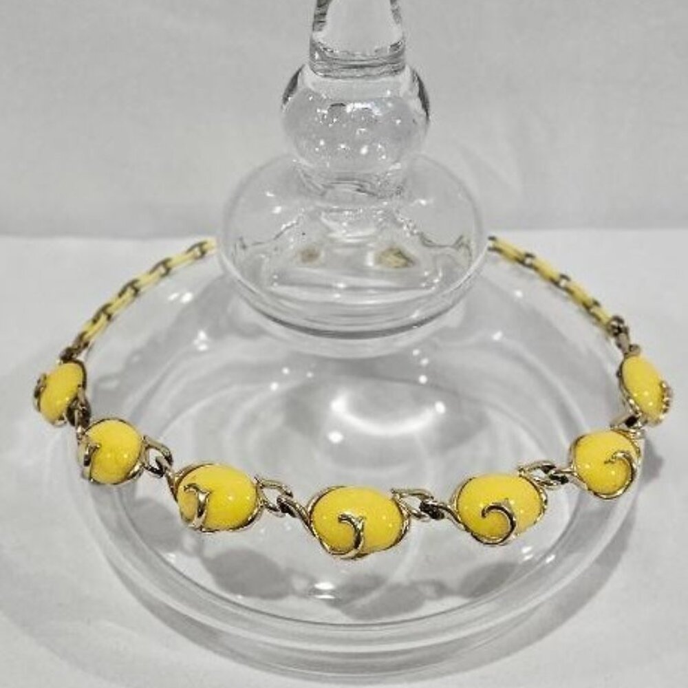 60s VINTAGE YELLOW ACRYLIC STONE GOLD SWIRL MOUNT CHOKER NECKLACE RETRO FASHION